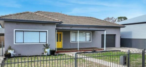 Modern Home - Town, Train, Cafe, Pub, River, Echuca
